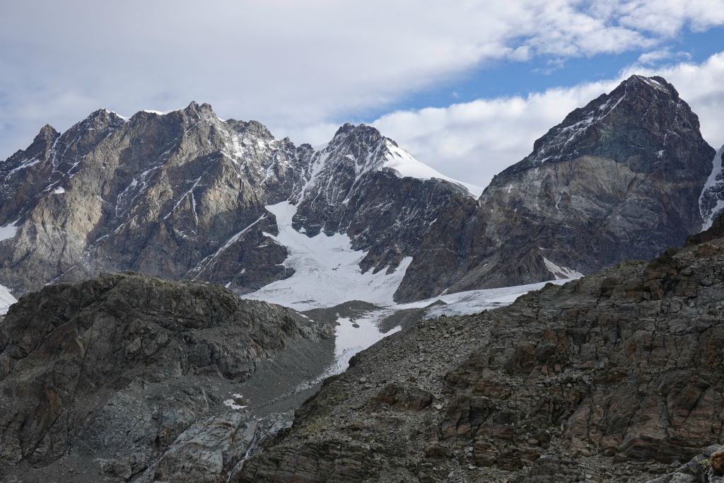 Au centre, la Bernina (4049 m) et en contre-bas du sommet on peut voir le refuge Marco et Rosa  à 3609 m